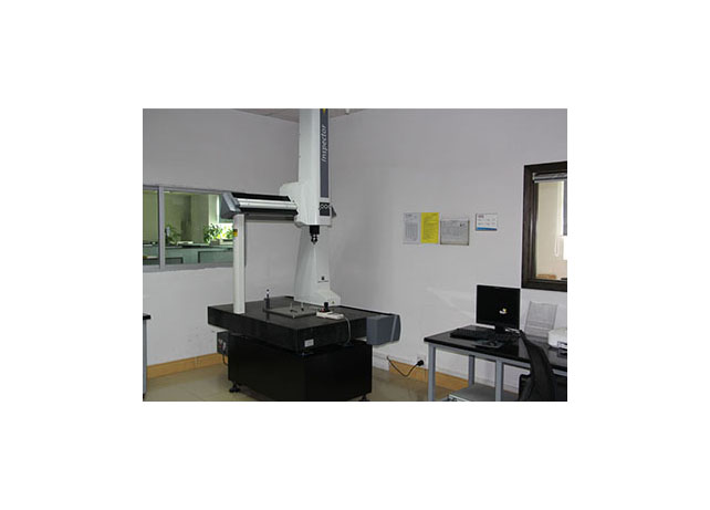 工程師審圖排除問題，先進檢測設備（bèi）保證品質