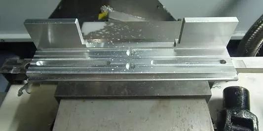 <strong>南（nán）京精密機械加工有多牛（niú）逼？這個（gè）盤子裏有5000多個零件。</strong>