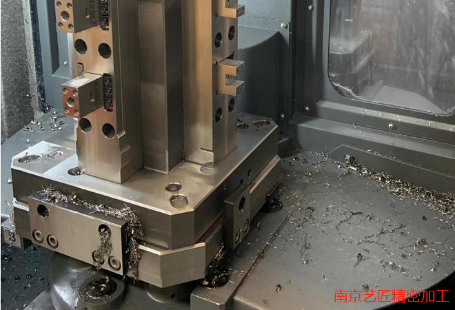 <strong>CNC加工中心分（fèn）類：龍門加工中心、立式加工中心和臥式加工（gōng）中心</strong>