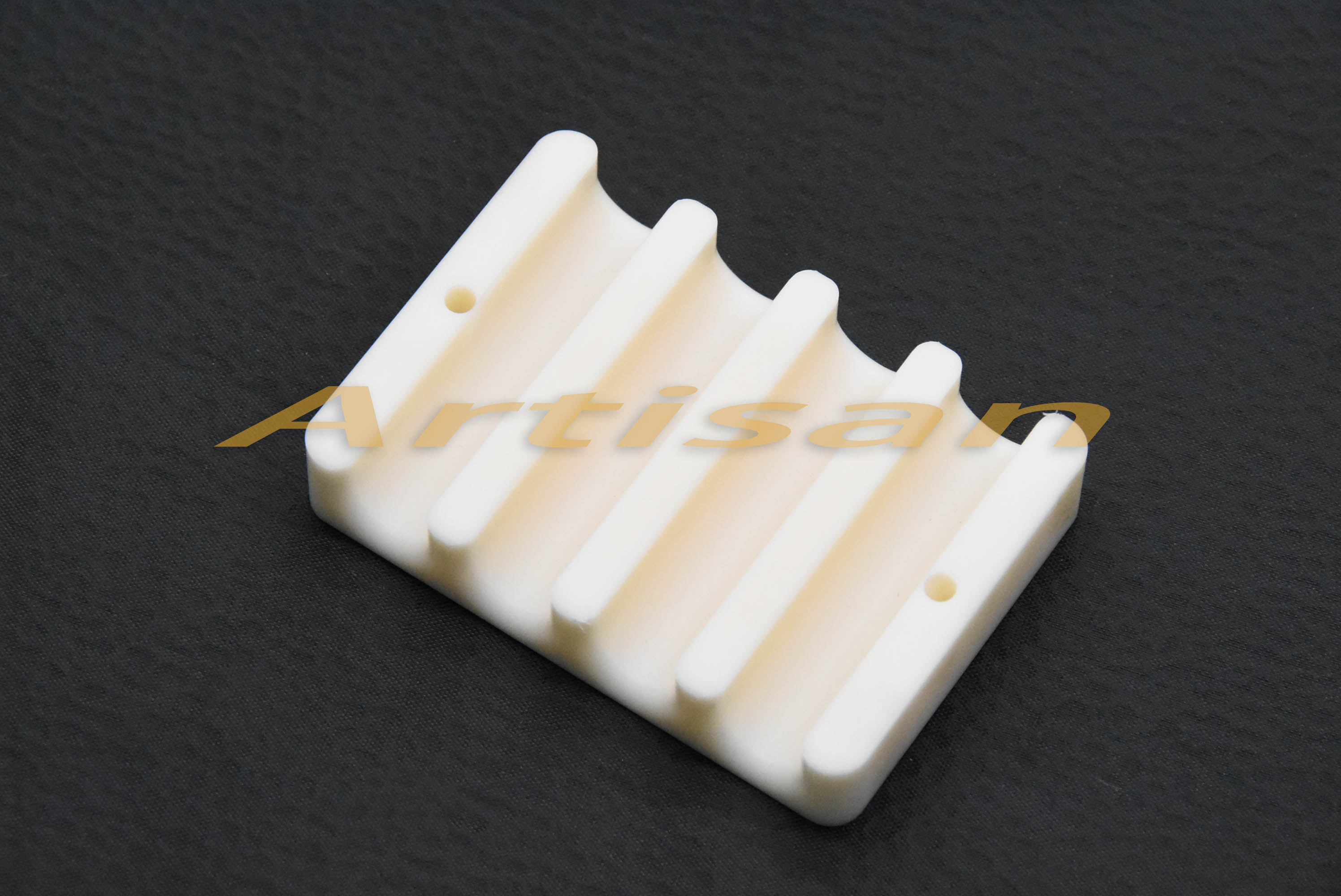 <strong>电（diàn）子类精密加工：尼龙夹具</strong>