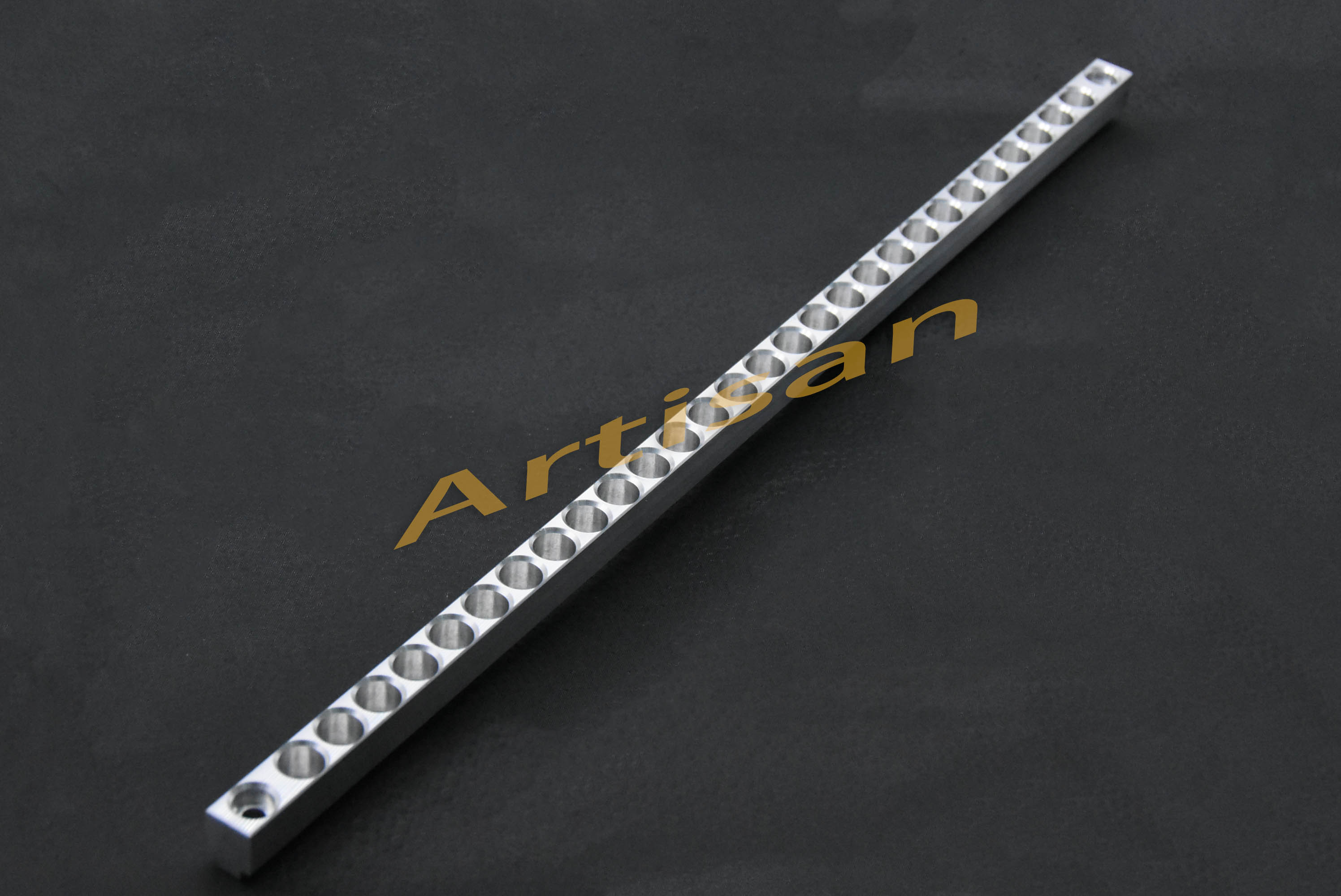 <strong>电（diàn）子类精密加工：定位孔板</strong>