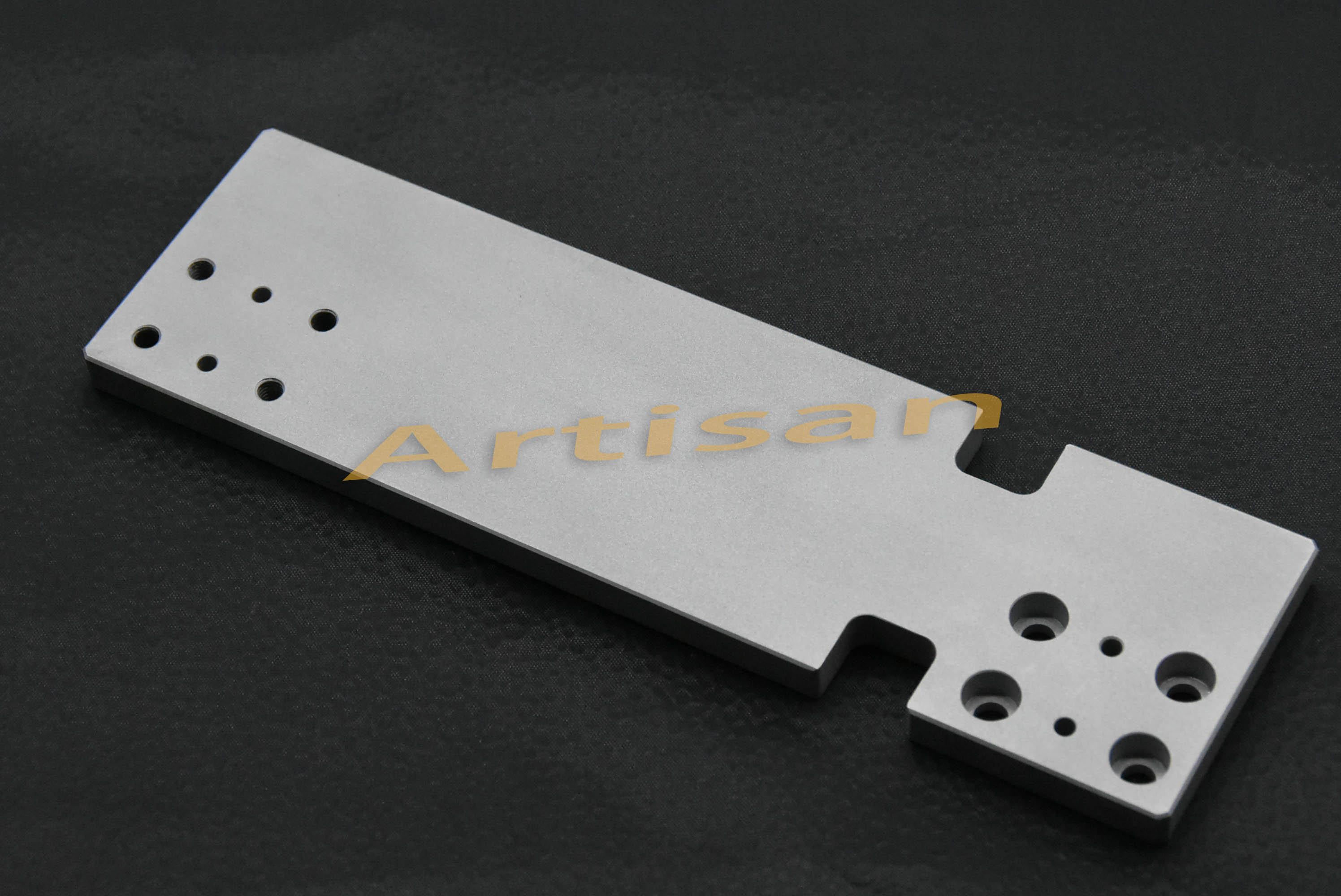 <strong>电子类精密加工：横（héng）板</strong>